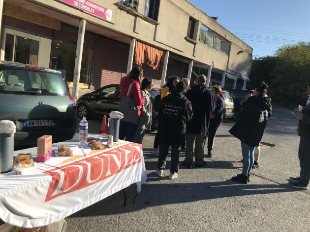 Moment de convivialité : petit déjeuner dans la rue